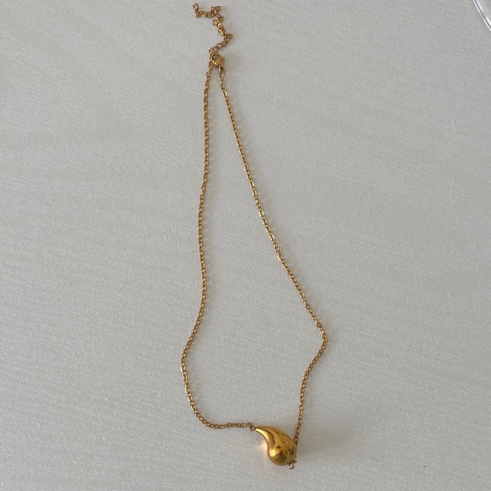 Chic Gold Teardrop Pendant Necklace